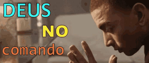 a man praying with the words deus no comando written above him