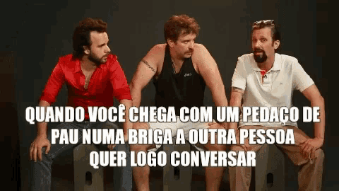 three men are sitting next to each other with a caption that says quando voce chega