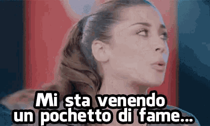 a woman is making a funny face with the words mi sta venendo un pochetto di fame ..