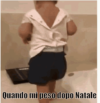 a baby is standing on a bathtub with the words quando mi peso dopo natale written on the bottom