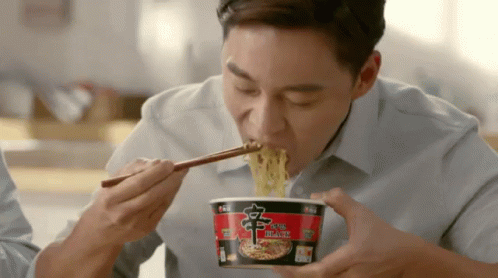 신구 이서진 컵라면 신라면 호로록 후루룩 면 미소 웃음 GIF - Shin Gu Lee Seojin Instant Noodles GIFs