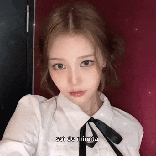 a woman in a white shirt with a black bow and the words soi de mimita written on the bottom