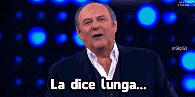a man in a suit says la dice lunga on a blue background .