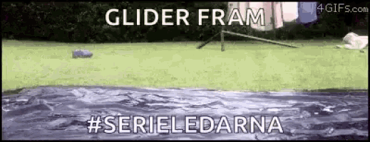 a picture of a lawn with the words glider fram #serieledarna on it .