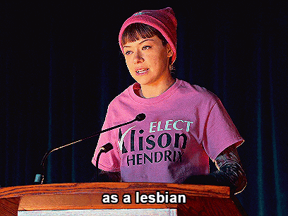 a man wearing a pink shirt that says el lise hondo on it
