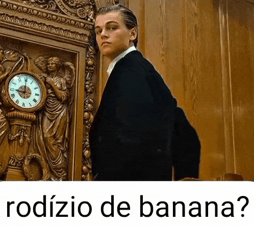 a man in a suit is standing in front of a clock that says rodizio de banana .