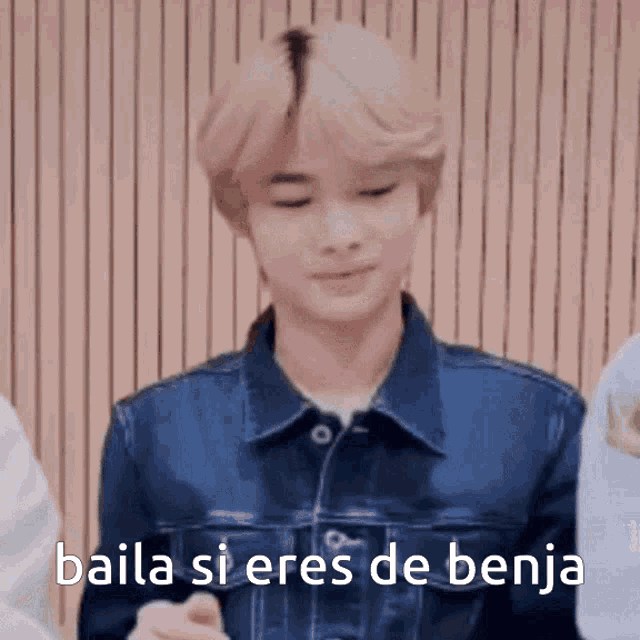 a young man in a blue denim jacket says baila si eres de benja