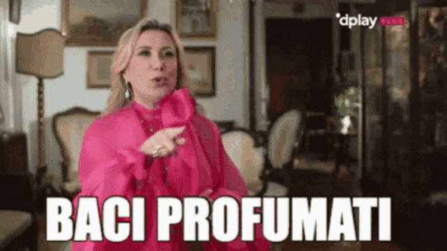 a woman in a pink dress says " baci profumi "