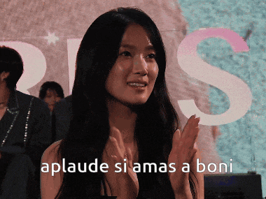 a woman applauds with the words aplaude si amas a boni written below her