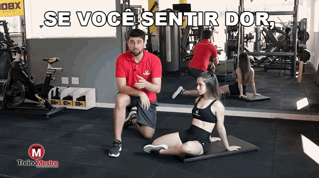 a man kneeling next to a woman in a gym with the words se voce sentir dor above him