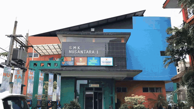 a building with smk nusantara 1 on the front