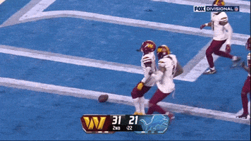 a football game is being played on the fox divisional channel