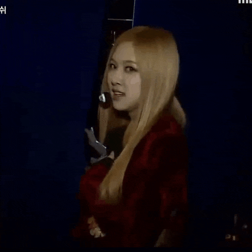 a woman with long blonde hair is standing in front of a blue background that says ' fully 5 seconds before going on stage '