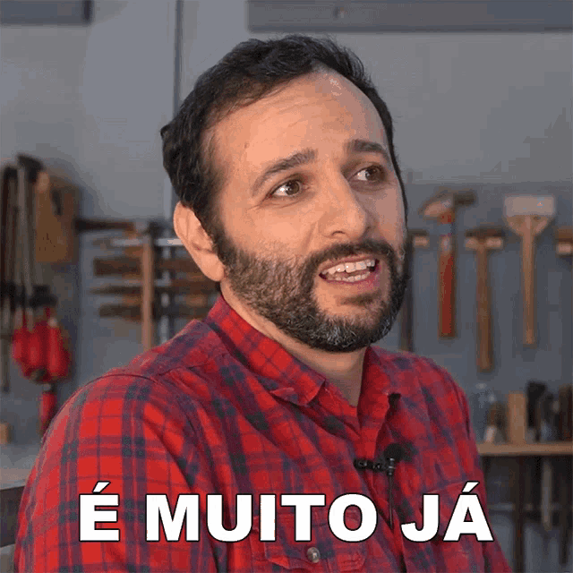 a man wearing a red plaid shirt says e muito ja