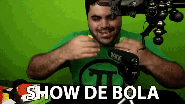 a man in a green shirt is playing with a toy and the words show de bola are below him