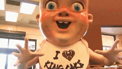 a baby wearing a bib that says " i love king cake "