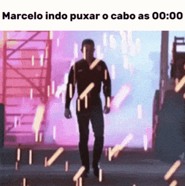 marcelo indo puxar o cabo as 00:00 with a man walking