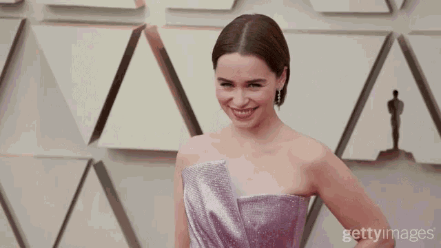 Emilia Clarke Wave GIF - Emilia Clarke Wave 91st Annual Academy Awards GIFs