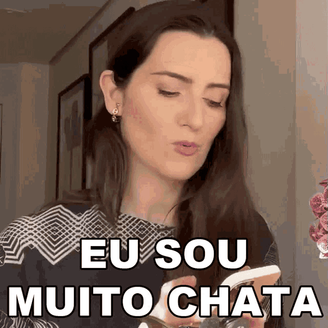 a woman says eu sou muito chata while holding a phone