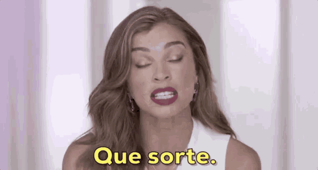a woman with braces on her teeth is saying que sorte .