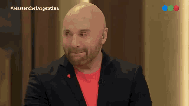 a bald man with a beard is on a tv show called master chef argentina