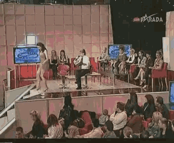 a group of people are watching a parada show