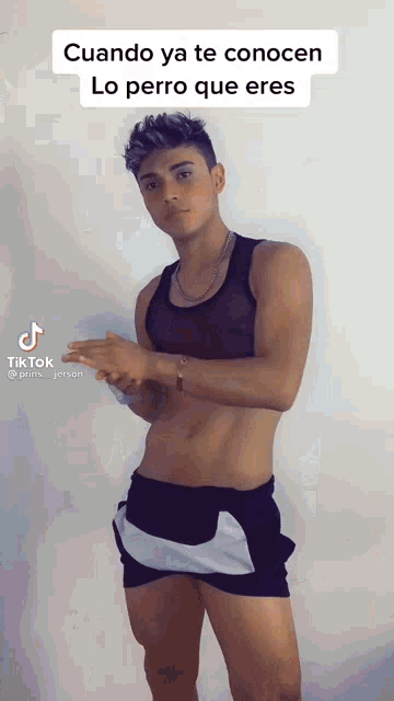 a young man is wearing shorts and a tank top and says " cuando ya te conocido lo perro que eres "