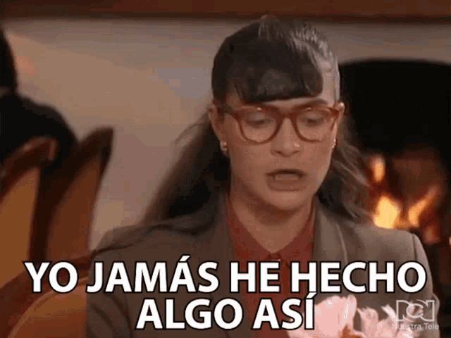 a woman with glasses says yo jamas he hecho algo as