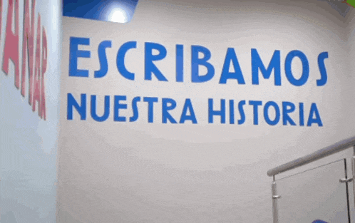 a wall that has the words escribiamos nuestra historia painted on it