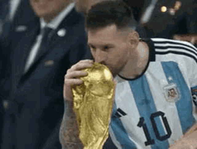 Messi Kissing GIF - Messi Kissing World GIFs