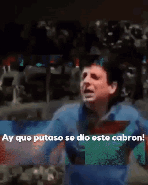a man in a blue shirt is saying ay que putaso se dio este cabron
