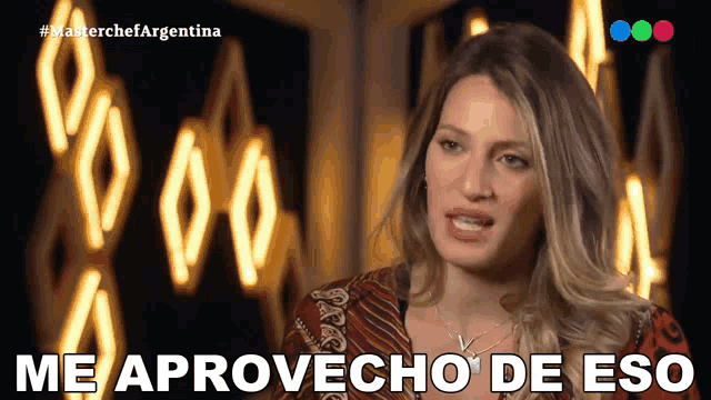 a woman says me aprovecho de eso in front of a blurred background