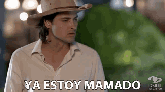 a man wearing a cowboy hat says ya estoy mamado in spanish
