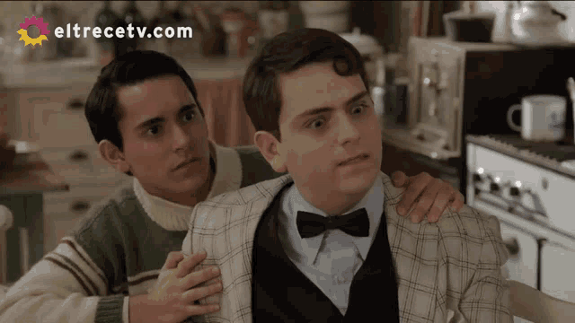 two men sitting next to each other with eltrecetv.com on the bottom right