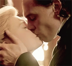 Tom Hiddleston Kiss GIF - Tom Hiddleston Kiss Romance GIFs