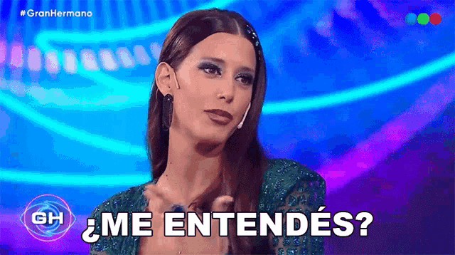 a woman in a green dress is asking me entendes