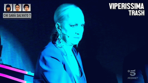 a woman is sitting in front of a screen that says " viperissima trasi "
