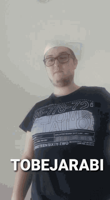 a man wearing a shirt that says tom tailor