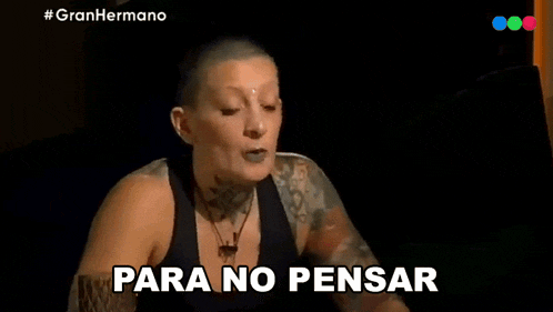 a woman with tattoos is holding her hands to her head and saying para no pensar .