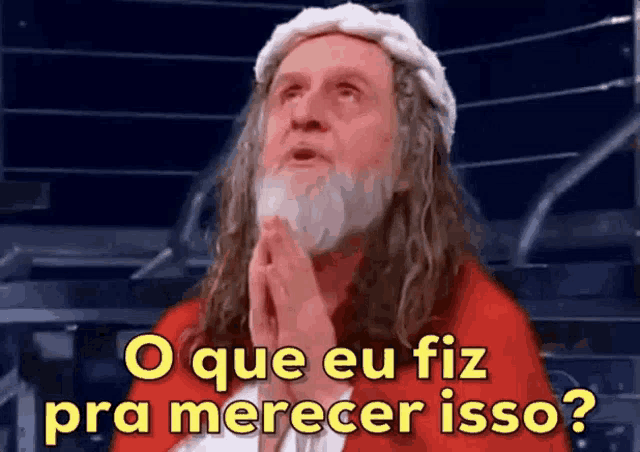 a man with long hair and a beard is wearing a santa suit and says o que eu fiz pra merecer isso ?