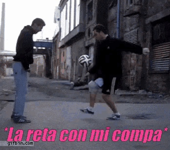 a man kicking a soccer ball with the words la reta con mi compa in pink