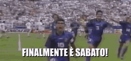 a group of soccer players are running on a field with the words finalmente e sabato