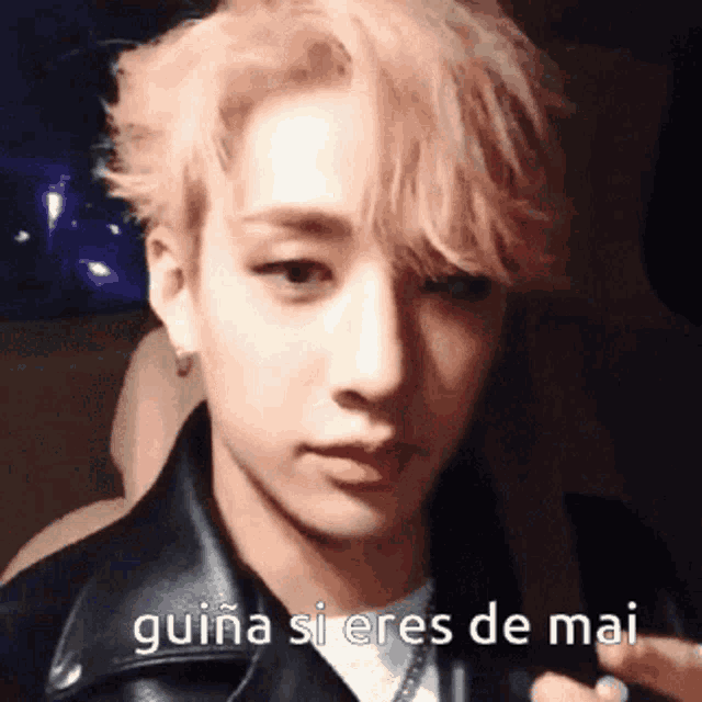 a close up of a person 's face with the words guiana si eres de mai written on the bottom