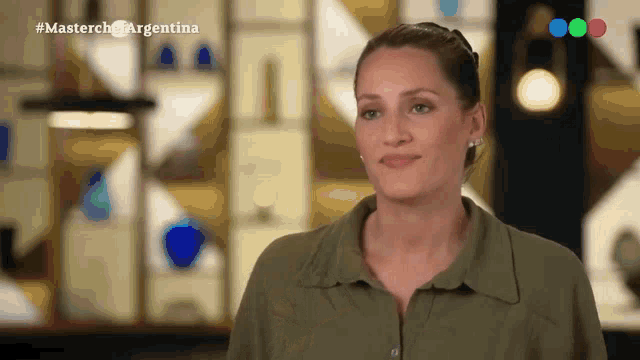 a woman in a green shirt is smiling in a masterchef argentina advertisement