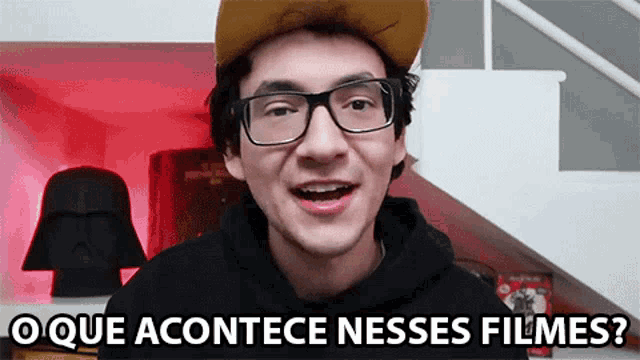 a man wearing glasses and a hat with the words o que acontece nesses filmes below him