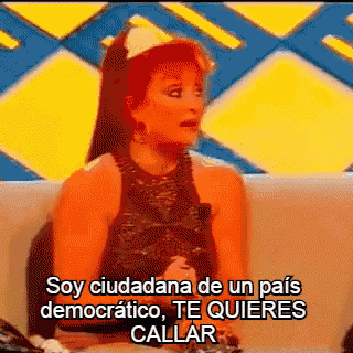 a woman is sitting on a couch and saying " soy ciudadana de un pais democratico te quieres callar "