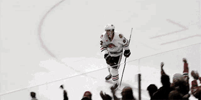 a hockey player wearing a jersey with the number 21 on it