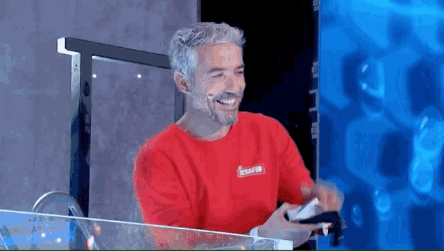 a man in a red shirt has the word desafio on his shirt