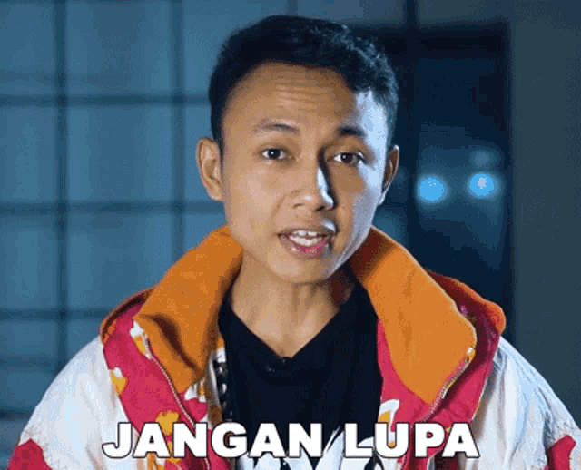 a man in a jacket says jangan lupa