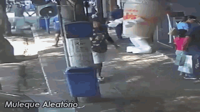 a group of people walking down a sidewalk with a sign that says ' muleque aleatório ' on it